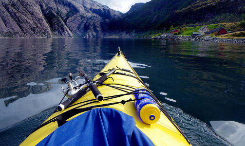 FRØYSJØEN: Norge seiler opp som et populært kajakkland. Her på vei inn mot Vingen i Frøysjøen. Foto: Kirsten Margrethe Buzzi/Dagbladet FRØYSJØEN: Norge seiler opp som et populært kajakkland. Her på vei inn mot Vingen i Frøysjøen. Foto: Kirsten Margrethe Buzzi/Dagbladet