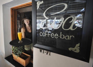 EVA COFFEE-BAR: Nede i havna ligger mange koselige kafeer og spisesteder.  Foto: JOHN TERJE PEDERSEN/Dagbladet