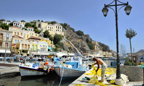 I HAVN:  Havna Gial�s regnes som en av de aller fineste havnene i hele Hellas. Bildet viser vestsida av havna, hvor ferjene legger til. Foto: JOHN TERJE PEDERSEN/Dagbladet