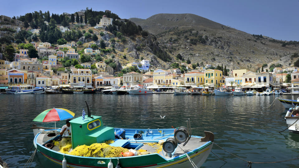  �YA SYMI:  p� 1600-tallet var Symi en av de rikeste �yene i �ygruppa Dodekanesene.  Her levde man av skipsbygging og svampedykking, 500 skip ble sj�satt i �ret. I dag har stadig flere turister f�tt �ynene opp for den fine, men vannl�se �ya. Foto: JOHN TERJE PEDERSEN/Dagbladet