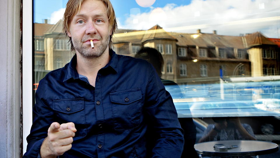 GR�DIG: Mads Ousdal blir Enrons toppsjef Jeffrey Skilling n�r Det Norske Teatret p� ny�ret setter opp stykket om USAs st�rste konkursskandale. 
Foto: Lars Eivind Bones/Dagbladet