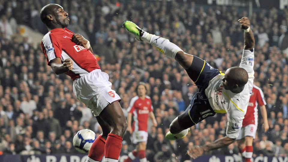 NORD-LONDON-OPPGJ�R: Det blir et heftig lokaloppgj�r i ligacupens tredje runde, n�r Tottenham m�ter Arsenal. Her Jermain Defoe og Sol Campell fra fjor�rets seriekamp p� White Hart Lane. Foto: EPA