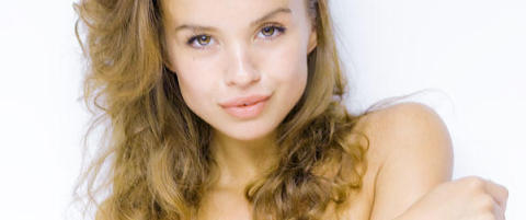 Derfor kler hun av seg