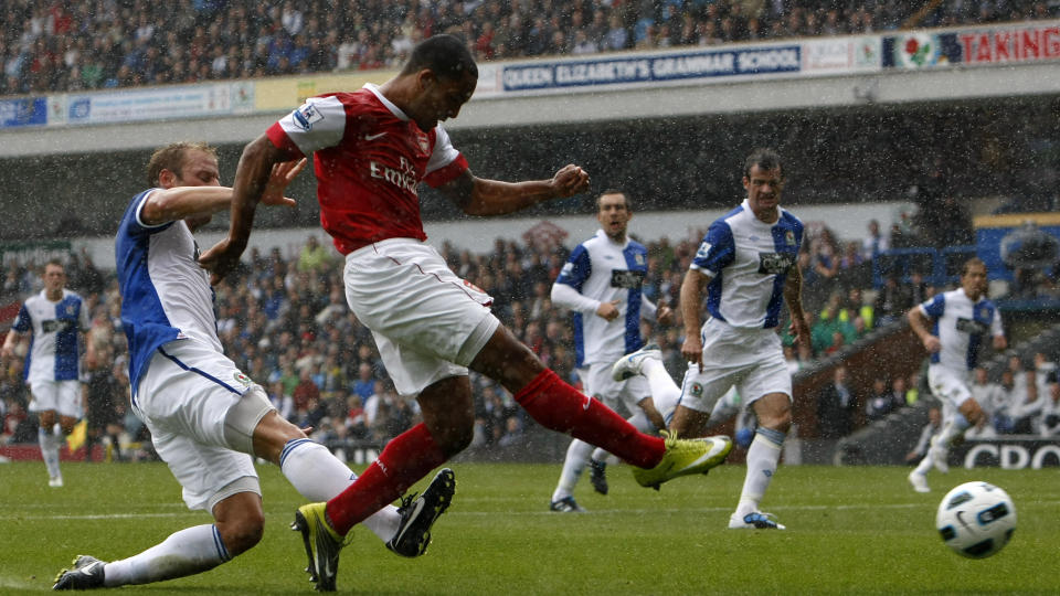 TRAFF BRA: Theo Walcott scorer her mot Blackburn, et skudd som faktisk ogs� s�rget for at nettmaskene ble �delagt. Foto: TIM HALES/AP