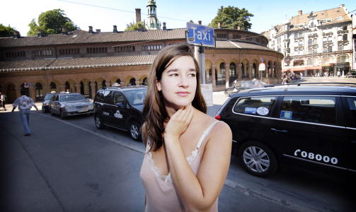 GENERASJON SEX: I boka �Generasjon sex�, som omtales i Magasinet og i en kronikk  i dagens avis, skriver forfatter Hannah Helseth om norske ungdommer som legger ut bilder av seg selv lettkledd p� personlige blogger, Facebook og nettsider som deiligst.no. Foto: JOHN T. PEDERSEN/DAGBLADET