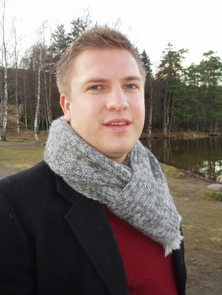 ANGRER: - V�r erfaring er at veldig mange av dem som legger ut lettkledde bilder av seg selv vil angre p� dette om noen �r og �nske � f� disse bort. Det er dessverre ikke alltid like lett. Man mister rett og slett kontrollen over informasjonen man selv har lagt ut, sier r�dgiver Lars-Henrik Paarup Michelsen i Datatilsynet. Foto: DAGBLADET