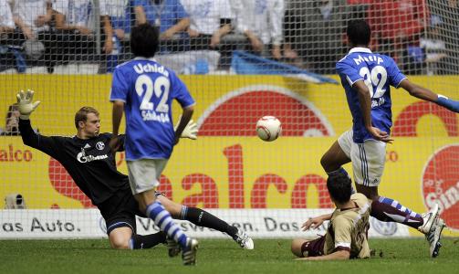 SCORET FORAN 60 000: Her legger Moa (liggende) p� til 2-0 mot Schalke sist l�rdag. Hannover vant 2-1. Foto: AP Photo/Martin Meissner