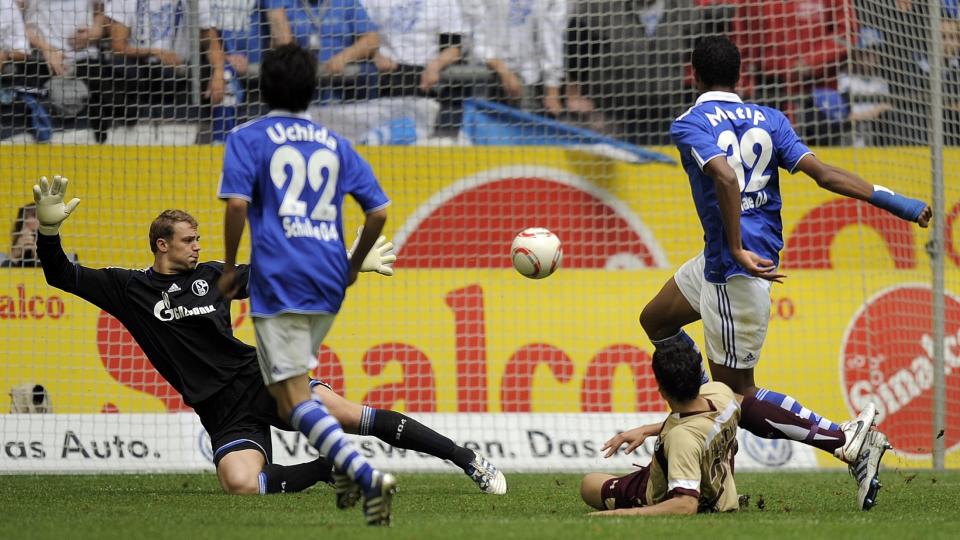 MOAS F�RSTE: Her setter Mohammed Abdellaoue inn 2-0 mot Schalke 04. Bl�tr�yene reduserte seinere, men Hannover vant. Foto: AP