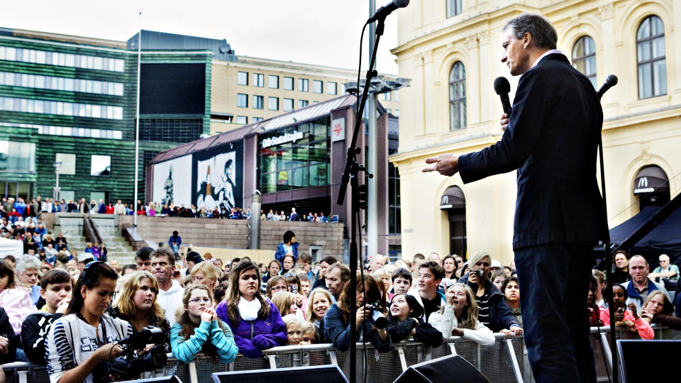 JUBILANTEN HYLLET JUBILANTEN: Utenriksminister Jonas Gahr St�re deltok p� feiringen av fem�rjubileet til =Oslo p� Jernbanetorget i ettermiddag. Klokken 19 ikveld starter han feiringen av sitt eget jubileum.

Foto: Nina Hansen / Dagbladet