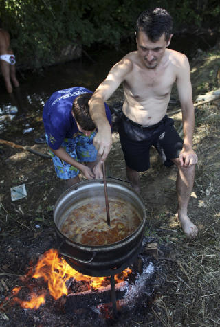 ALT G�R I GRISEN: En gryterett p� grisetestikler ser slik ut. Foto: REUTERS/Marko Djurica