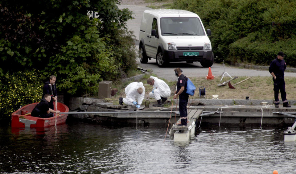 S�KTE I ELVA: Liket av 20-�rige Levi S�rensen ble funnet i elva Otra i Kristiansand 15. juli. Her s�ker politiet etter flere spor i vannet etter likfunnet. Foto. TOR ERIK SCHR�DER/SCANPIX