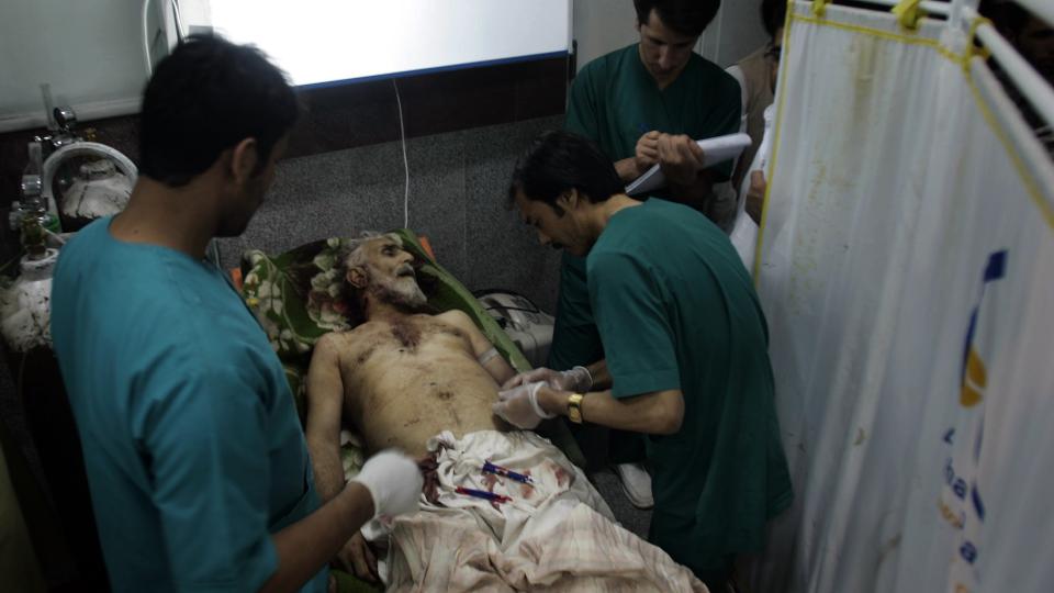  POLITIKER SKUTT:  Afghanske leger fors�ker � redde livet til politikeren Abdul Manan, som ble skutt av to menn p� motorsykkel da han var p� vei til en moske i Herat vest for Kabul i g�r kveld. FOTO: AP/SCANPIX.