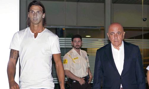 AC MILAN: Zlatan Ibrahimovic m�tte i g�r Milans visepresident Adriano Galiani i Barcelona. Milaneserne vil neste �r starte betalingen av 24 millioner euro til katalanerne. Foto: TONI GARRIGA/EPA