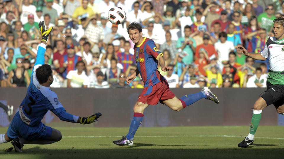 DR�MMESTART: Lionel Messi og Barcelona eksploderte ut av startblokkene i serie�pningen borte mot Racing Santander. Argentineren avsluttet et lekkert angrep med en f�lsom chip over To�o tre minutter ut i kampen. Foto: SCANPIX/REUTERS/Vincent West