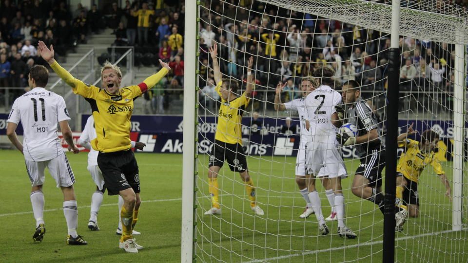 TRODDE POENGET VAR SIKRET: Starts Ole Martin �rst jublet for m�l f�r det gikk opp for ham at ballen var d�mt � ikke ha krysset linja.
Foto: Tor Erik Schr�der / Scanpix