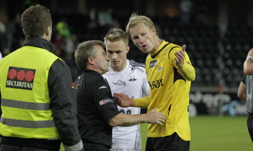 RASTE: �rst diskuterer med linjedommeren.
Foto: Tor Erik Schr�der / Scanpix