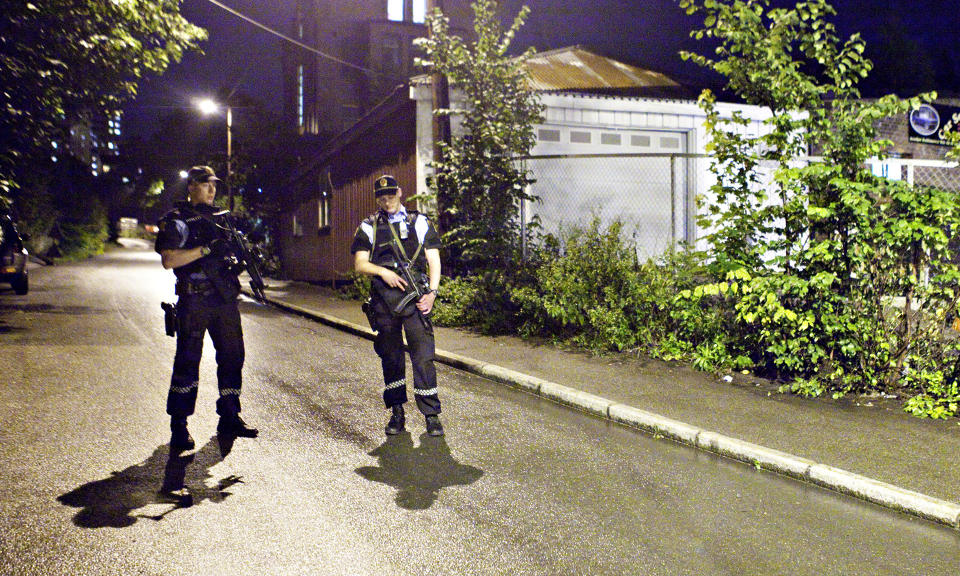 TUNGT BEV�PNET: Store politistyrker, bev�pnet med maskinpistoler, rykket ut til MC-klubbens hus p� Etterstad. Foto: NINA HANSEN/DAGBLADET