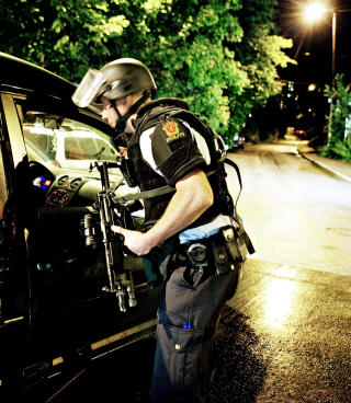 GJENNOMS�KTE OMR�DET: Politiet fant ingen med skuddskader verken i eller utenfor klubbhuset. Foto: NINA HANSEN/DAGBLADET