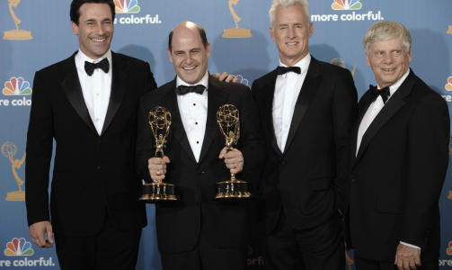 REKLAMEMENN: �Mad Men�-skaper Mattew Weiner tok i mot Emmy-statuettene sammen med skuespillerne. Foto: SCANPIX