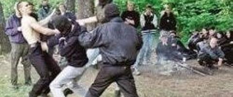 Jente (14) drept i nynazist-massakre