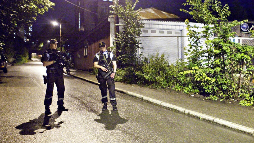 V�PNET AKSJON: Politiet m�tte bruke store ressurser p� � rykke ut til Bandidos-bygget p� Etterstad da det ble meldt om bruk av skytev�pen. Foto: NINA HANSEN