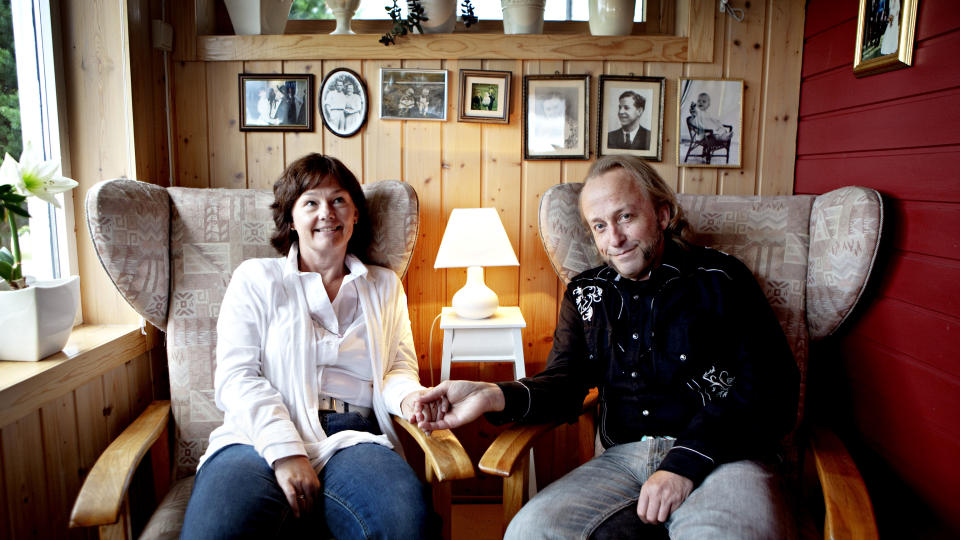 MED KONA: Levi og Elisabeth Henriksen hjemme p� Kongsvinger. Mange av diktene i Levis nye bok handler om familielivet og forholdet til kona.
Foto: Lars Eivind Bones / Dagbladet