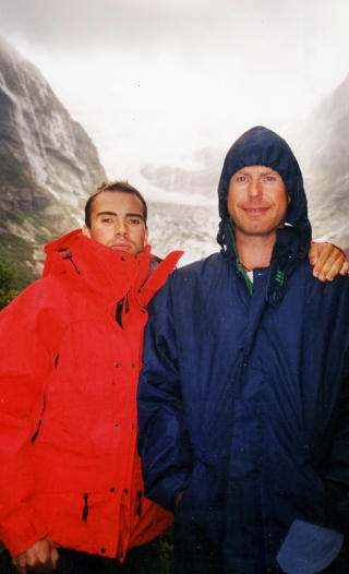 UT P� TUR: Sebastian og Geir p� Briksdalsbreen i 2000. - Flaks at jeg fant en fyr som er glad i � g� i fjellet.