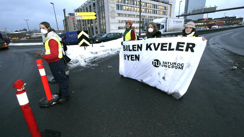 KONSERVATIVE OG INEFFEKTIVE: N�r krisemaksimeringsstrategien sl�r tilbake, st�r den dominerende delen av milj�bevegelsen uten noen demokratisk strategi som kan lykkes, skriver Aslak Sira Myhre. P� bildet sees flere aksjonister fra Natur og Ungdom, som sperret et av l�pene
p� trafikkmaskinen p� Bispelokket i Oslo onsdag morgen. Foto: Jarl Fr. Erichsen / SCANPIX .