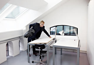 Robuste m�bler: Interi�rarkitekt Morten Kaels sjekker at de spesialtegnede pultene fungerer som de skal.