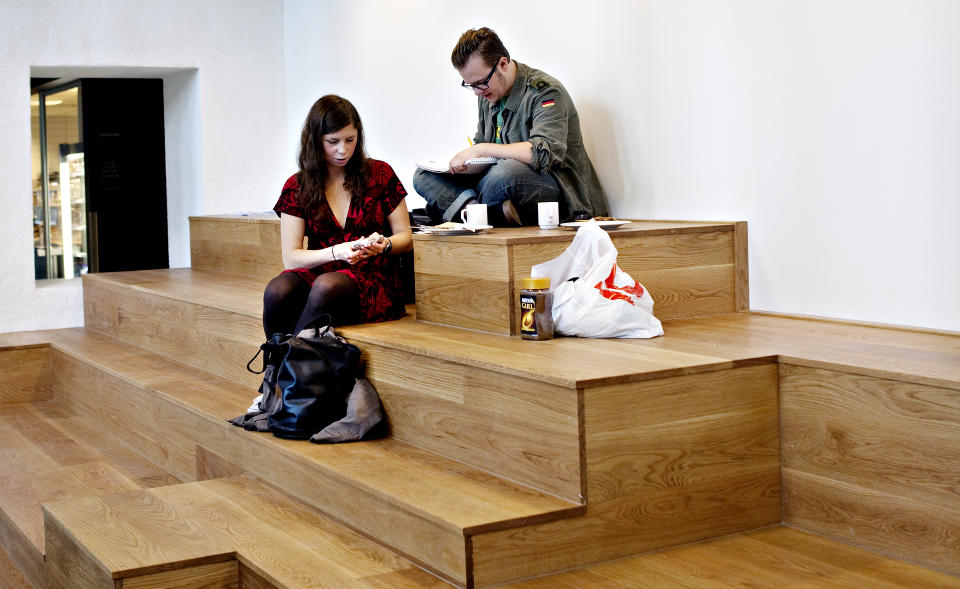 Uformelt lunsjsted: Ved inngangen til kantina er det 50 sitteplasser i en trappetribune.
Foto: Nina Hansen / Dagbladet