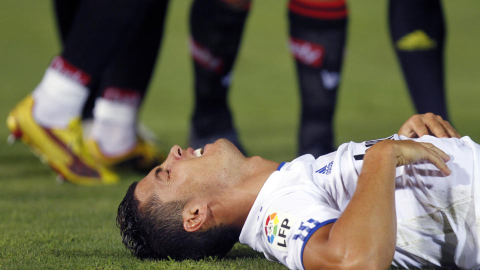 UTE I TRE UKER: Cristiano Ronaldo er satt ut av spill med en ankelskade, og skal man tro Real Madrid spiller han ikke fotball de neste tre ukene. Det betyr i s� fall at han ikke er med n�r Portugal m�ter Norge p� Ullevaal neste onsdag.Foto: SCANPIX/REUTERS/Enrique Calvo