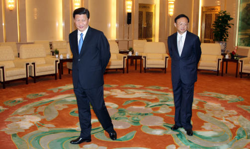 VIL MED: Kinas visepresident Xi Jinping og utenriksminister Yang Jiechi venter p� Jonas Gahr St�ret i Folkets Store Hall i Beijing. Norge st�tter fullt ut Kinas �nske om � f� observat�rmedlemskap i Arktis r�d. Foto: Kristoffer Egeberg