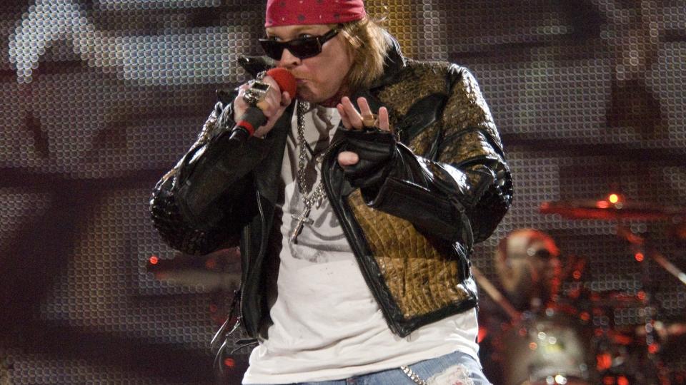 KAOSKONSERT:: Da Axl Rose og Guns N' Roses hadde konsert p� Reading-festival p� fredag, kuttet arrang�ren lyden. Rose fortsatt � synge i en megafon.  (AP Photo/Steve McEnroe)