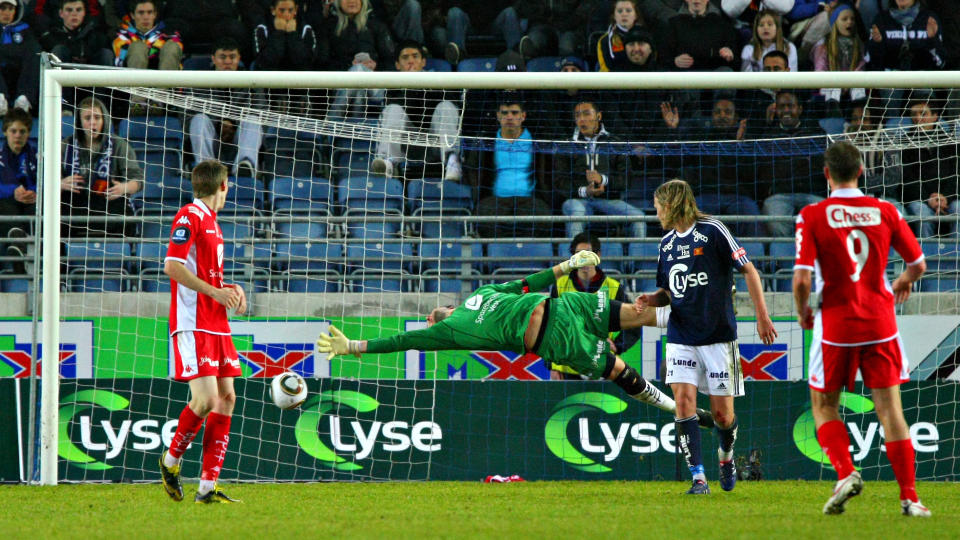 BLE STYGT: H�kon Opdal slipper inn det tredje av fire Viking-m�l p� Viking stadion 21. mars i �r. I kveld vil Brann ta revansje i Bergen. Foto: Alf Ove Hansen, Scanpix