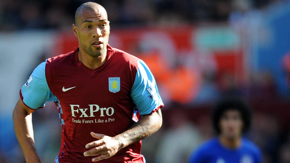 KJENTE IKKE SKADEN: Etter Premier League-kampen mot Everton i g�r, sa Aston Villa-spiss John Carew til Dagbladet at han ikke kjente noe til kneplagene han har slitt med den siste tida. Men i dag meldte han forfall til f�rste kamp i EM-kvaliken, borte mot Island fredag.  Foto: Adrian Dennis, AFP/Scanpix