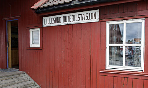RUTEBILSTASJONEN: I Lillesand er rutebilstasjonen liten og r�d. Alle foto: Ole C. H. Thomassen