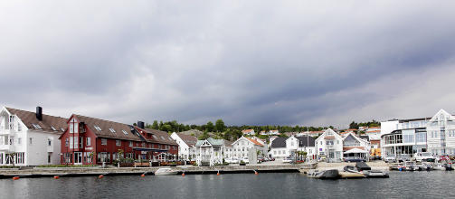 LILLESAND: De fleste husene er hvite i Lillesand, men noen er sj�bodr�de.