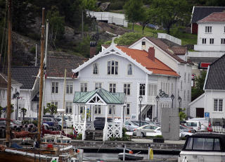 S�RLANDSHVIT: Hotel Norge i Lillesand har beholdt sitt utseende mot sj�en.