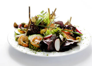 SALAT: Frisk sommersalat med scampi
og Pepsi dressing.