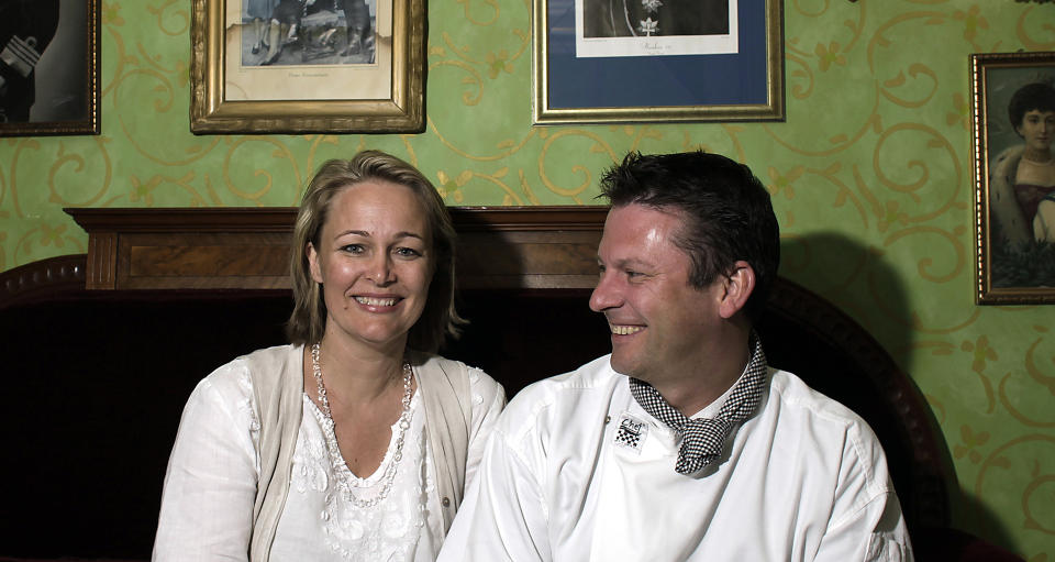 VERTSKAPET: Lillesandsjenta Beate Holm T�pfer og hennes mann Wolfgang driver og eier Hotel Norge. Alle foto: Ole C. H. Thomassen