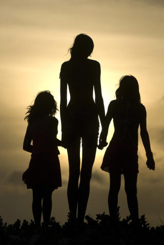 S�SKEN I SOLNEDGANG: Elisany, Talicia og Eliza. Foto: REUTERS/Paulo Santos/Scanpix
