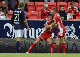 REDUSERING: Eirik Bakke ga Brann nytt h�p, og feirer her sammen med Erik Huseklepp etter 1-2-m�let. Foto: Marit Hommedal, Scanpix