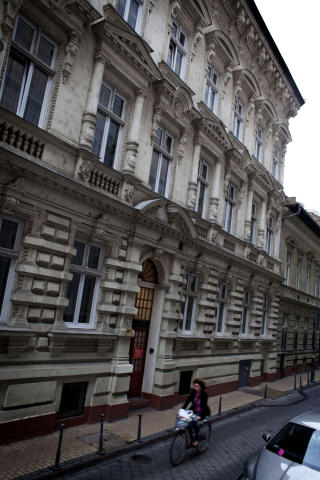 - FUNNET AV PERSONALET: Den 21-�rige norske kvinnen skal ha blitt funnet d�d p� rommet av personalet ved herberget, som delvis fungerer som innkvarteringssted for studenter ved Semmelweis-universitetet - der mange nordmenn studerer. Foto: GYULA SOPRONYI