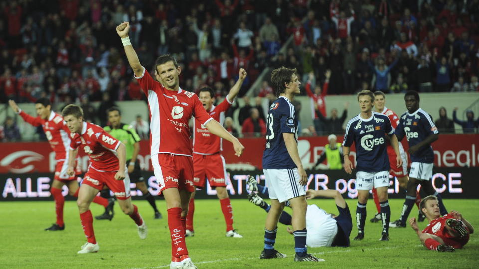 REDDET POENG: Brann-spillerne jubler etter at ballen spratt i m�l via stanga og Vikings Trond Erik Bertelsen (utenfor bildet) til 3-3 p� Brann stadion. Foto: Marit Hommedal, Scanpix