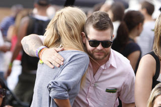 KOSEGUTT: Jack Osbourne klemmer en kvinnelig fan under Wireless-festivalen i London i sommer. Foto: STELLA PICTURES