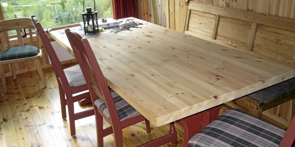 FETTFLEKKER: Skal du bruke lunkent vann tilsatt Zalo? Trelut Naturell eller Treblek? Eller hva med White spirit? Ekspertr�dene florerer.   FOTO: Anne Lien