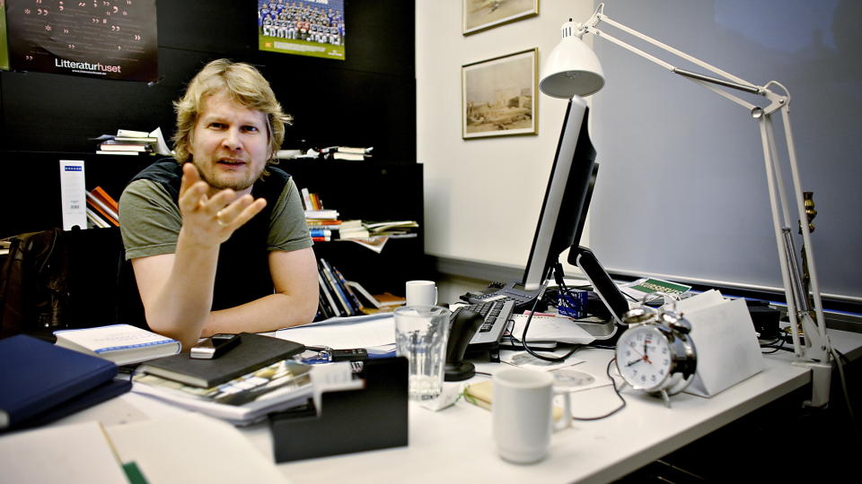 FORTSATT KOMMUNIST: Aslak Sira Myhre skriver? i sin nye bok at han fortsatt kaller seg kommunist, fordi marxismen gj�r det mulig �� se de strukturene som gj�r livene til mennesker i verden s� forskjellige.� Her p� kontoret i Litteraturhuset. Foto: Lars Eivind Bones