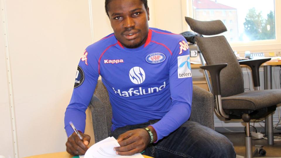 KLAR FOR VIF: Her signerer nigerianske Fegor Ogude kontrakten med oslolaget. Foto: VIF MEDIA