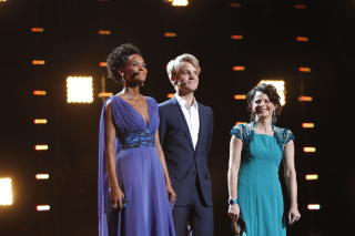 LEDET ARRANGEMENTET: :  Haddy Jatou N'jie (fra venstre), Erik Solbakken og Nadia Hasnaoui var programledere under Eurovision Song Contest. Foto: Gorm Kallestad / Scanpix