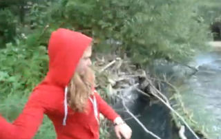 VALPEDREPER: Den unge kvinnen jaktes n� av rystede dyreelskere. Foto: LiveLeak